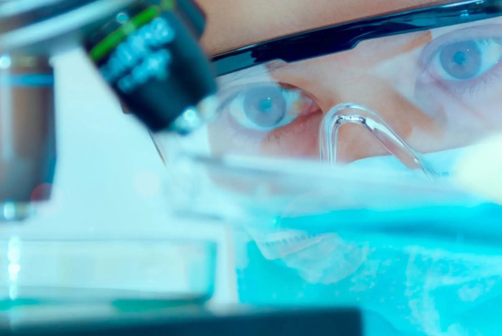 Foto Home Page medico al ,icroscopio Primo piano di un medico al microscopio